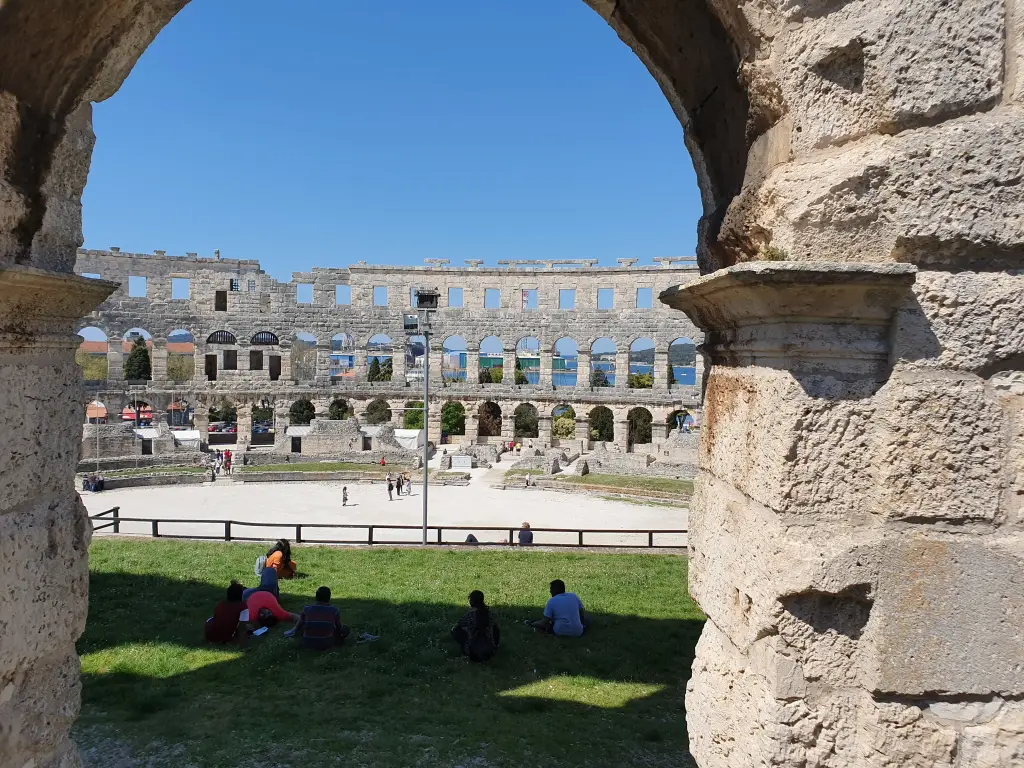 Die Arena in Pula, im Hintergrund der Hafen