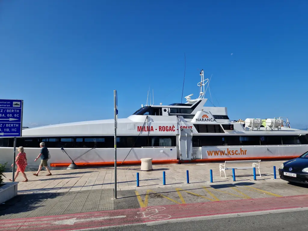 Die Fähre von Split nach Milna im Hafen von Split