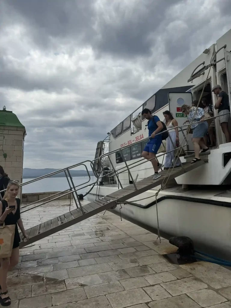 Split nach Bol Fähre im Hafen von Bol