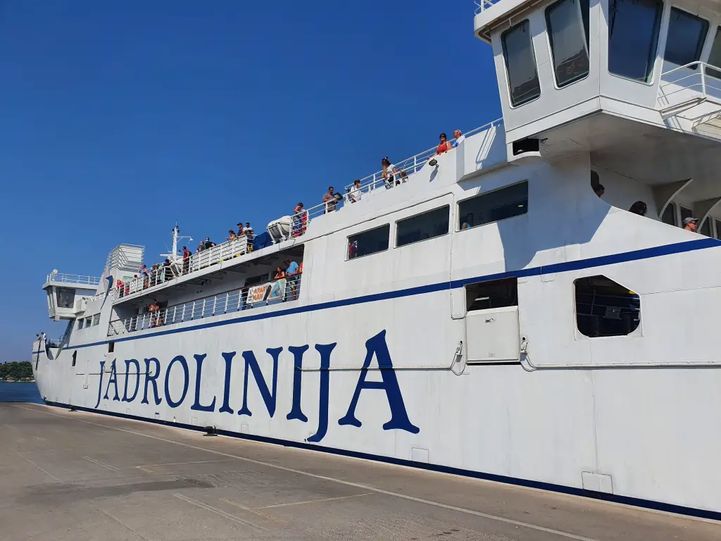 Fähre von Split am Hafen in Supetar