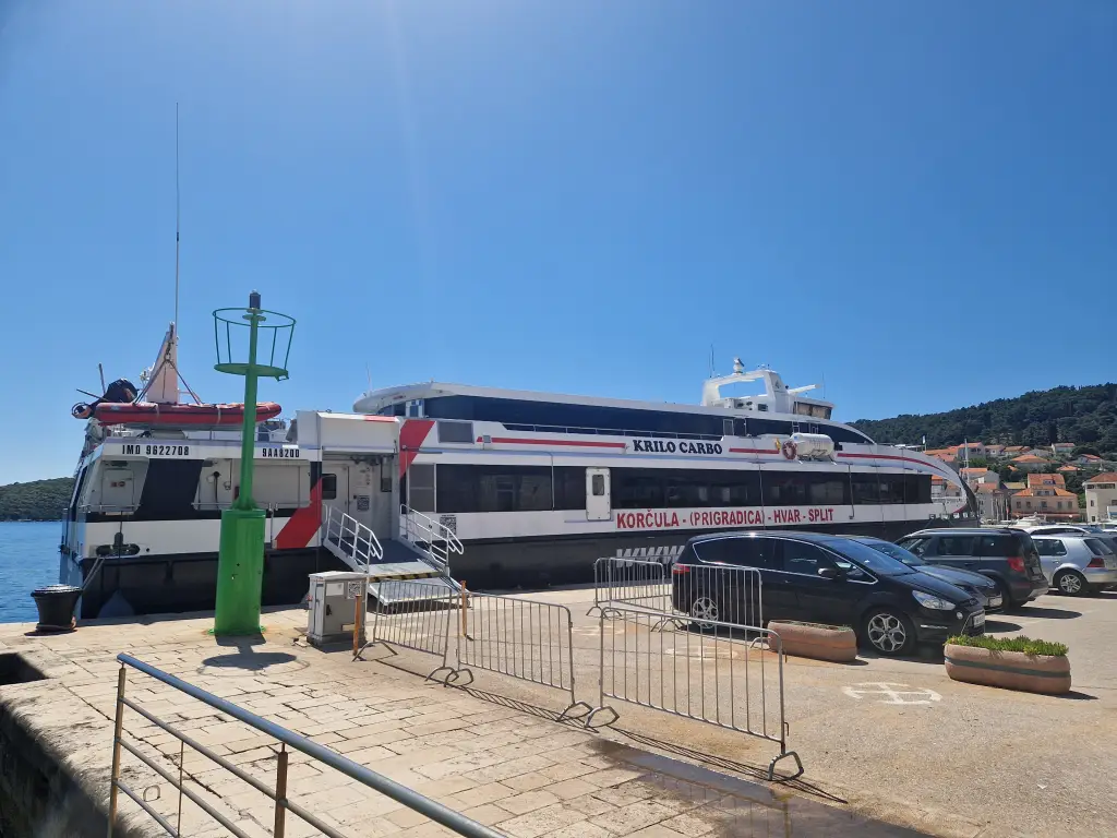 Krilo-Fähre nach Hvar wartet im Hafen von Korčula