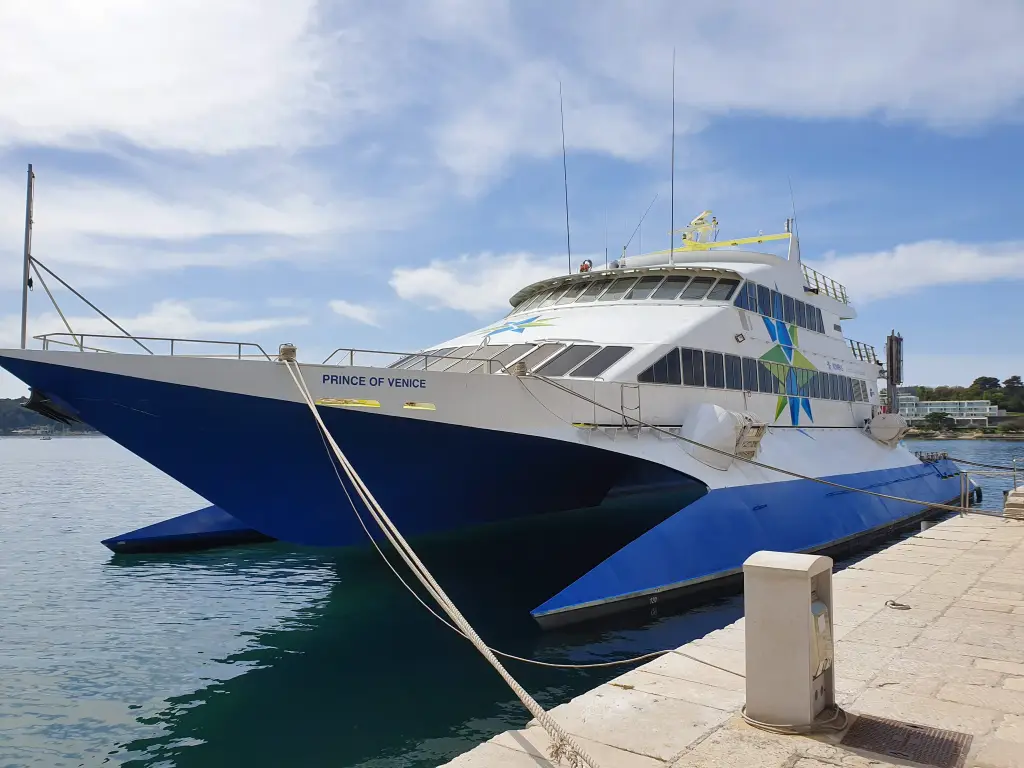 Fähre Rovinj Venedig - Prince of Venice liegt in Rovinj vor Anker