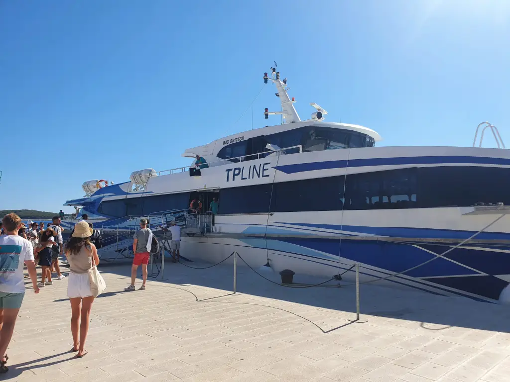 TP Line Fähre nach Korčula im Hafen von Hvar