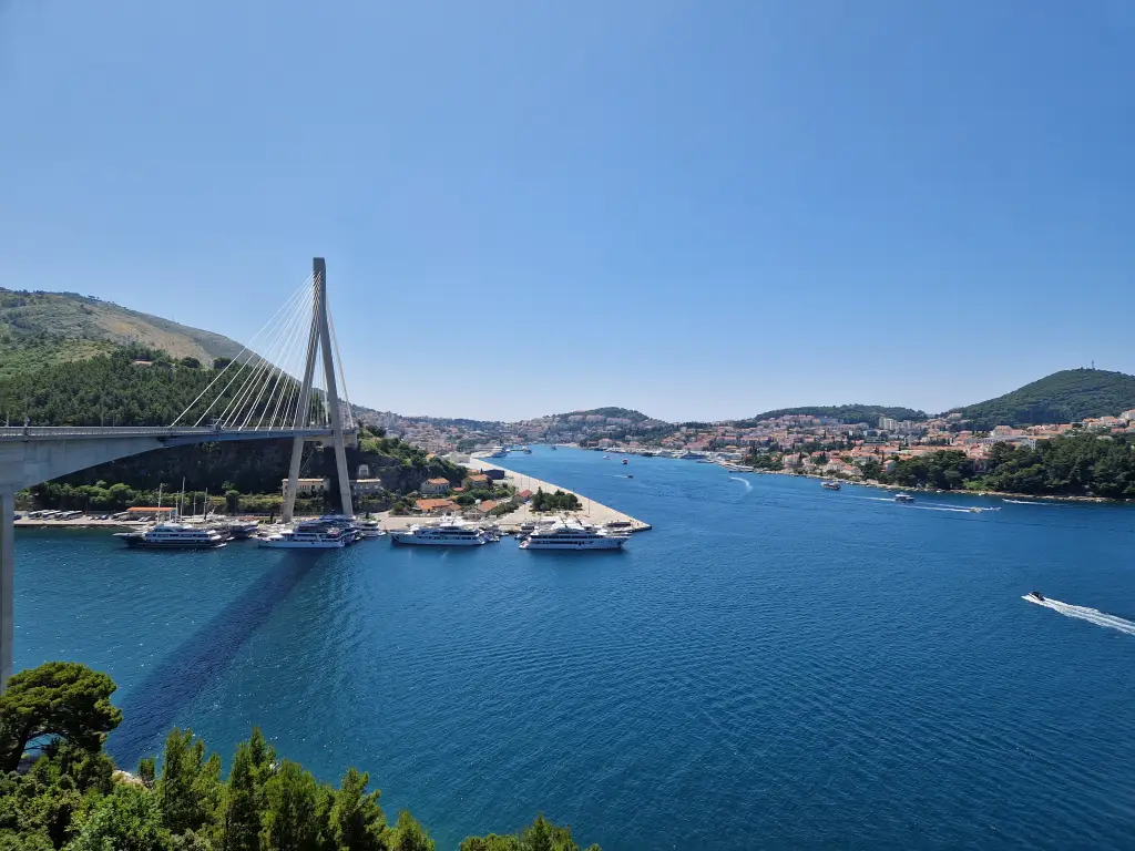 Der Hafen von Dubrovnik erstreckt sich vom Brücken bis zum Ende der Bucht.