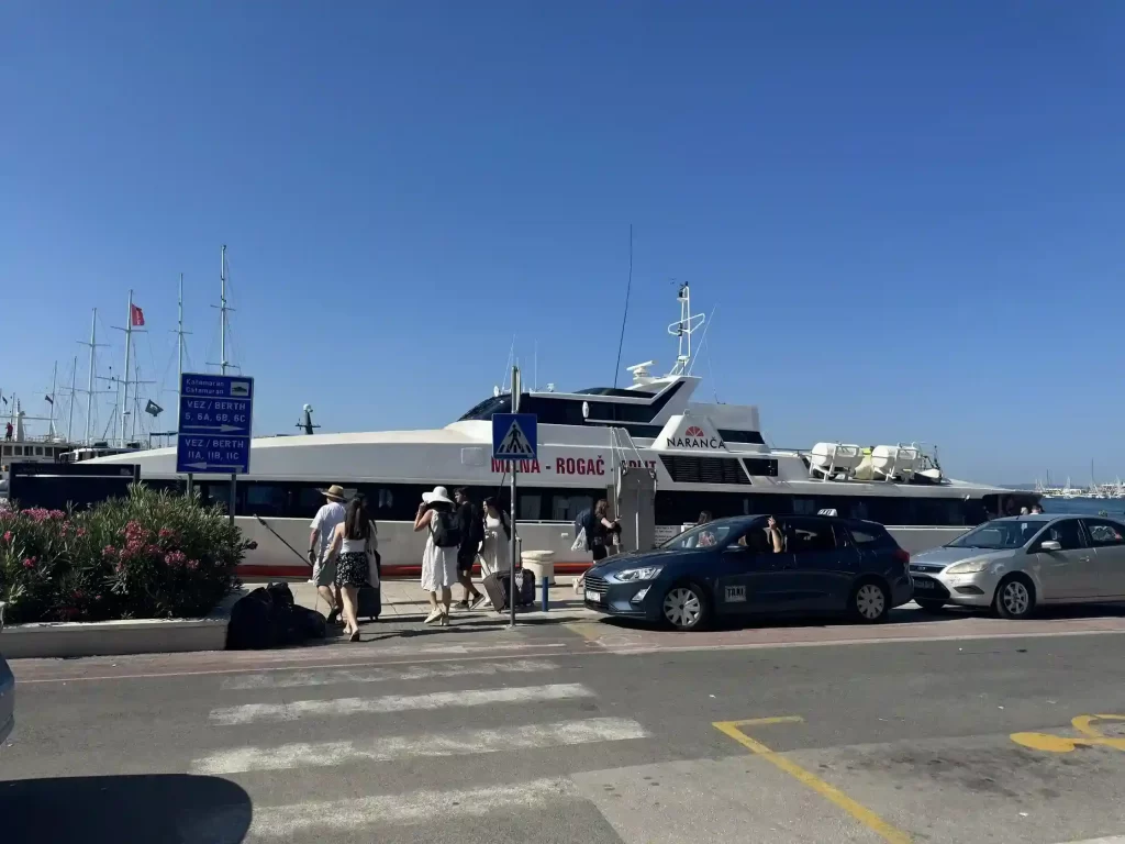 Die Fähre von Split nach Sutivan fährt vom Hafen Split ab