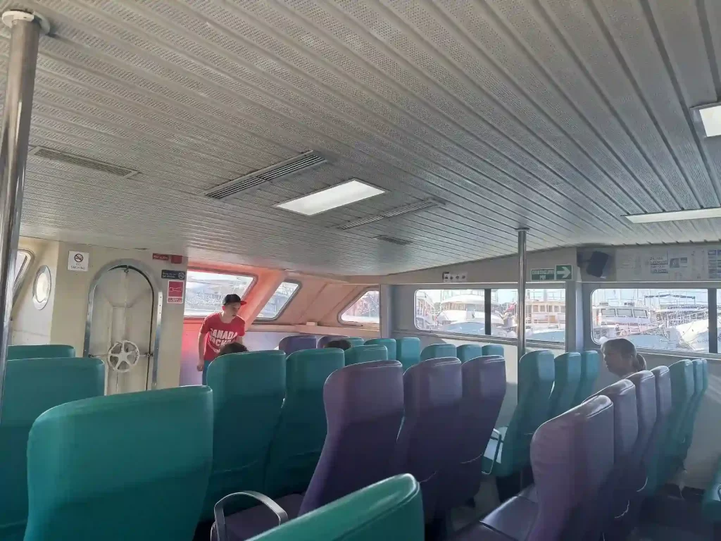 Im Inneren der Fähre „Naranča“, die die Route von Split nach Sutivan bedient