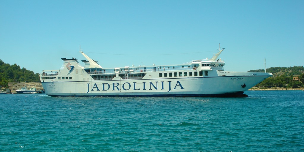 catamaran vela luka hvar