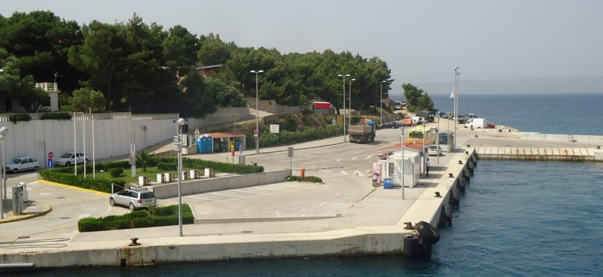 Ferry port Solta