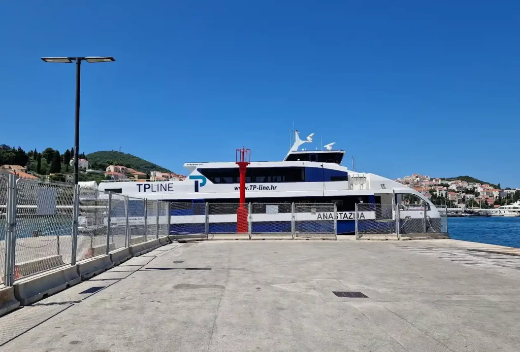 Katamaran Korčula Dubrovnik u dubrovačkoj luci